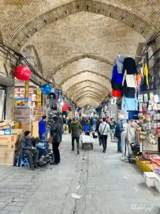 مردم درحال عبور و خرید در بازار حضرتی بازار تهران