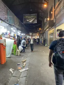 مردم درحال عبور و مرور در بازار خیاط‌های بازار