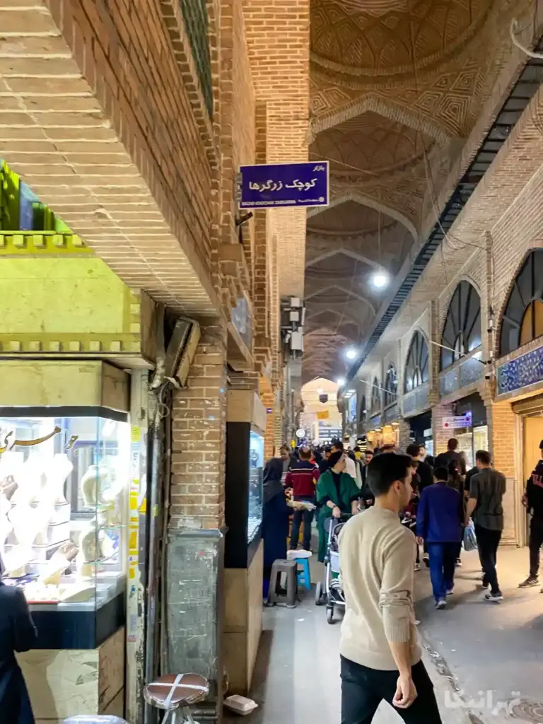 مردم درحال عبور و مرور در بازار زرگرهای بازار