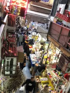 مردم در حال تردد و خرید در بازار شیرازی بازار