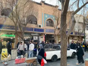 مردم درحال عبور از مقابل ورودی بازار صحاف‌ها در خیابان ۱۵ خرداد
