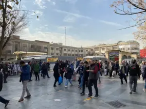مردم در حال عبور از جلوی ورودی بازار طلا و جواهر ایران در سبزه‌میدان