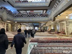 مردم در حال تردد در بازار فرش ایران