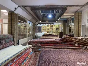 فرش‌های چیده‌شده در بازار فرش ایران