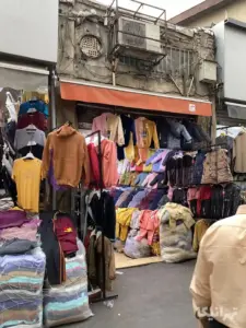 ویترین مغازه پوشاک در بازار مسگرها