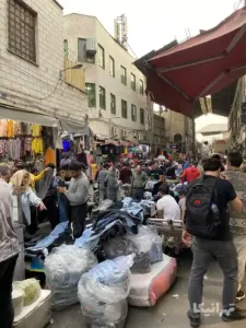مردم درحال خرید از دستفروشان در بازار مسگرها