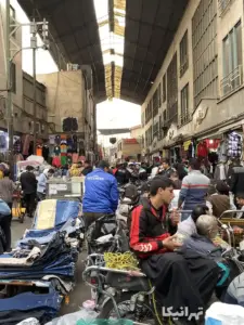 مردم درحال عبور و مرور در بازار مسگرهای بازار