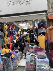 مشتریان درحال خرید از مغازه پوشاک در بازار مسگرهای بازار