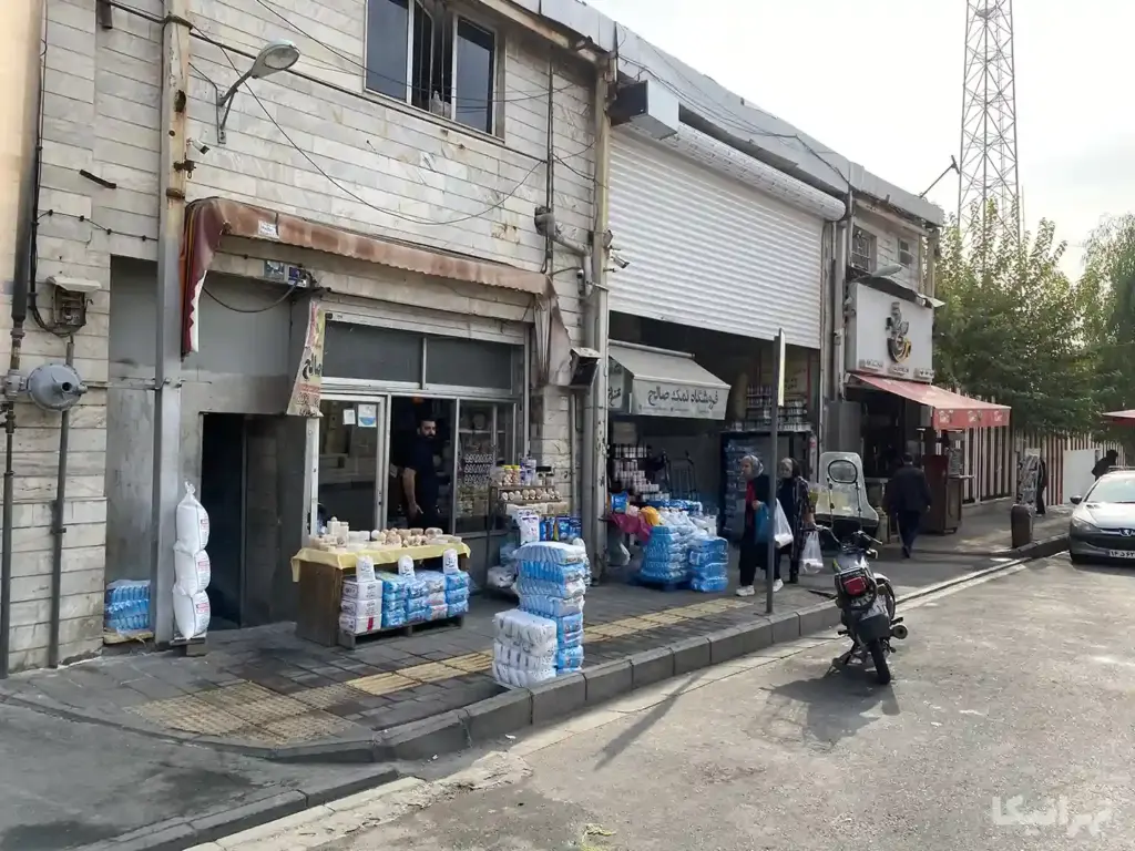 چند نفر در حال خرید یا تردد از مقابل نمک‌فروشان مولوی