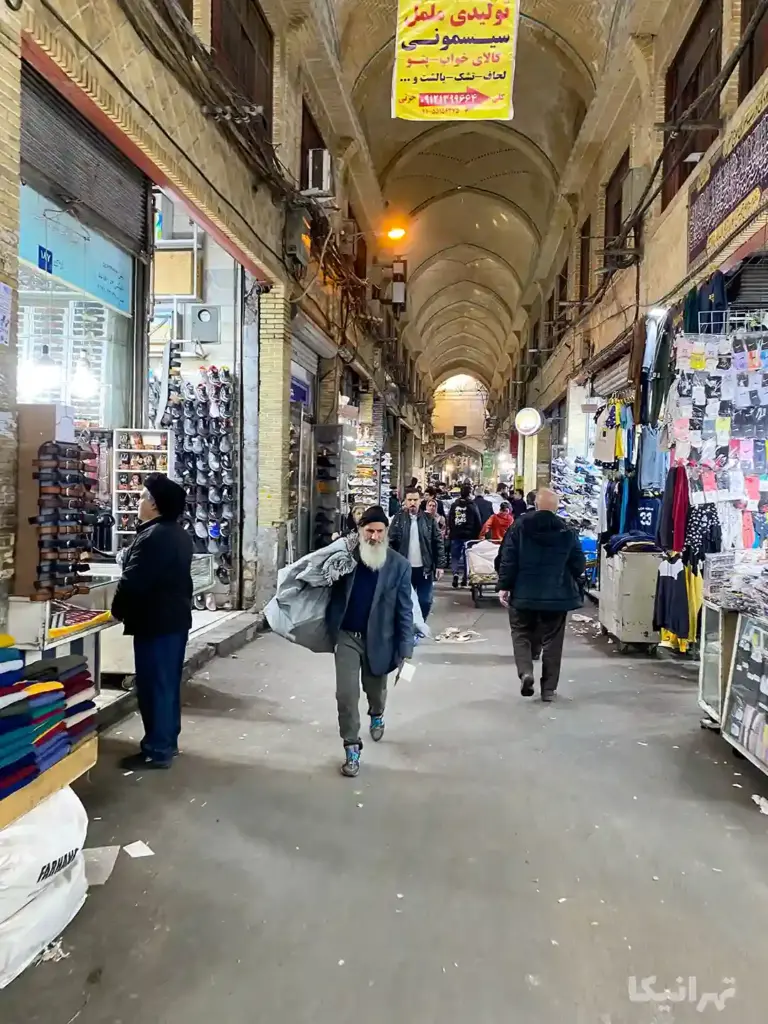 مردم در حال تردد در بازار چهارسوق بزرگ بازار
