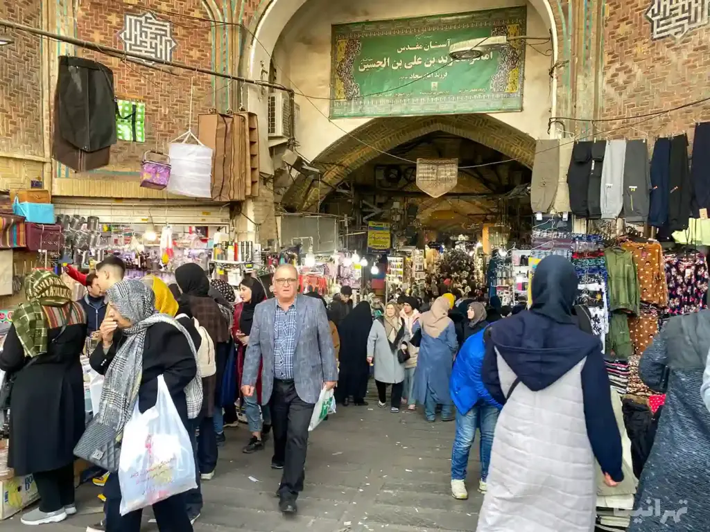 مردم درحال رفت و آمد در ورودی بازار کفاش‌ها از سبزه میدان