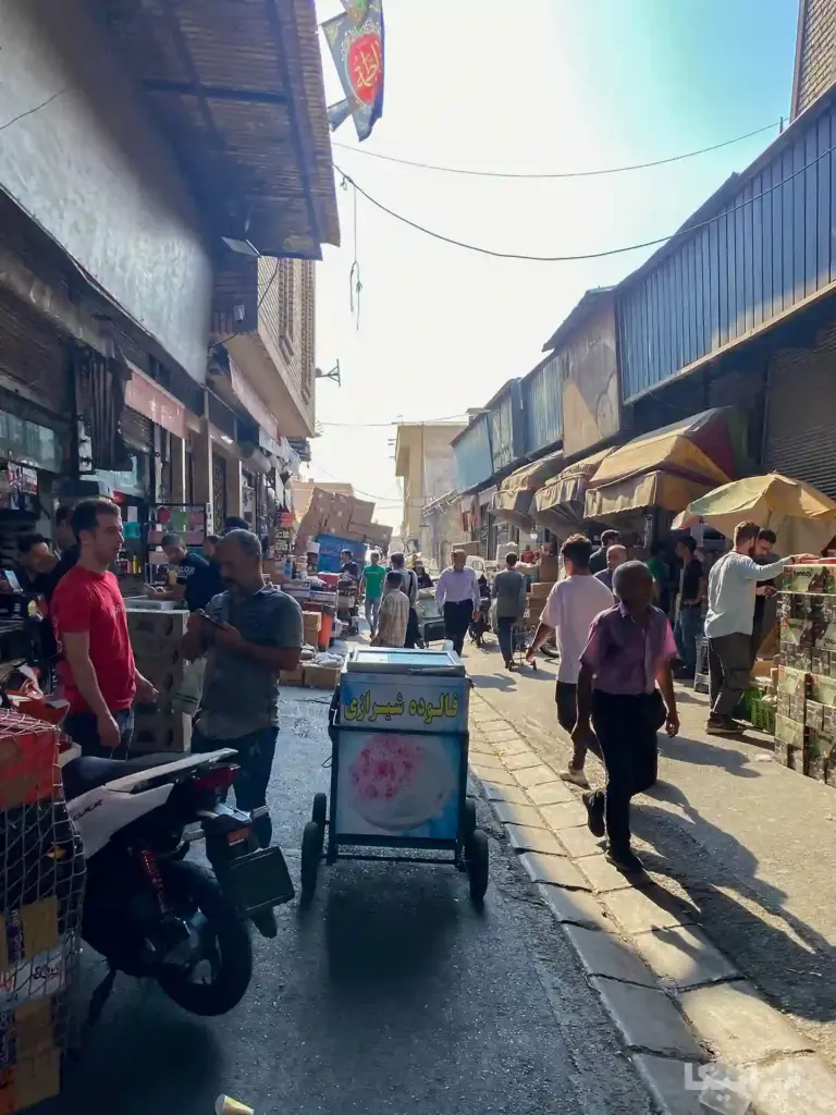 مردم در حال خرید و عبور در بازار کوچه احمدی بازار