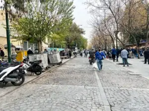 مردم در حال عبور در بازار ۱۵ خرداد