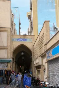 مردم درحال عبور از بازارچه مروی