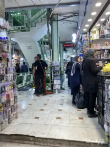 مردم در حال خرید و تردد در بازارچه کویتی‌های ونوس
