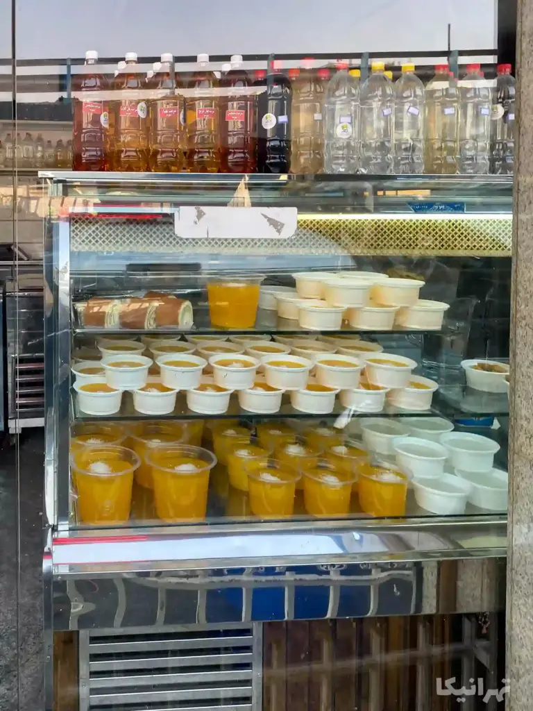 تصویر خوراکیها در ویترین اکبرمشدی بازارچه نایب السلطنه