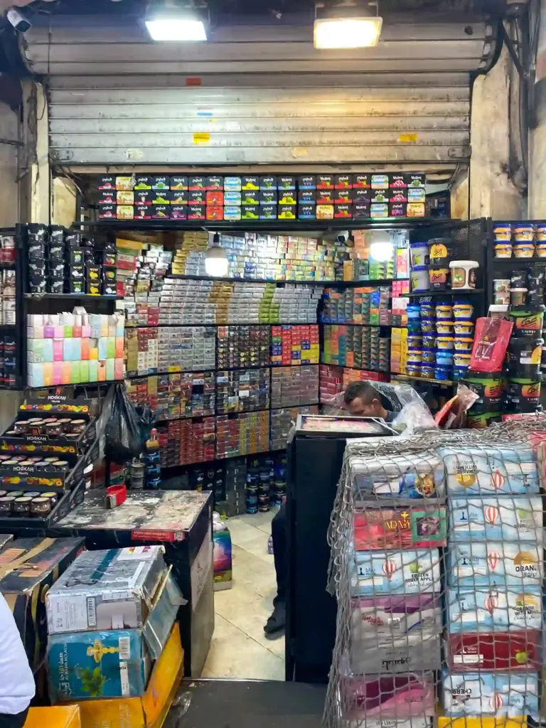 مغازه‌ای در بازار سیگار بازار تهران