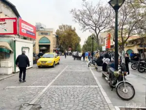 مردم در حال خرید و عبور در بازار ۱۵ خرداد