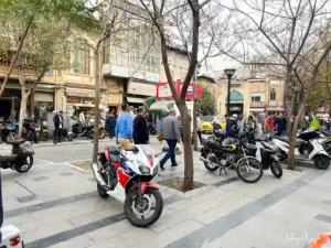 مردم در حال خرید و عبور در بازار ۱۵ خرداد