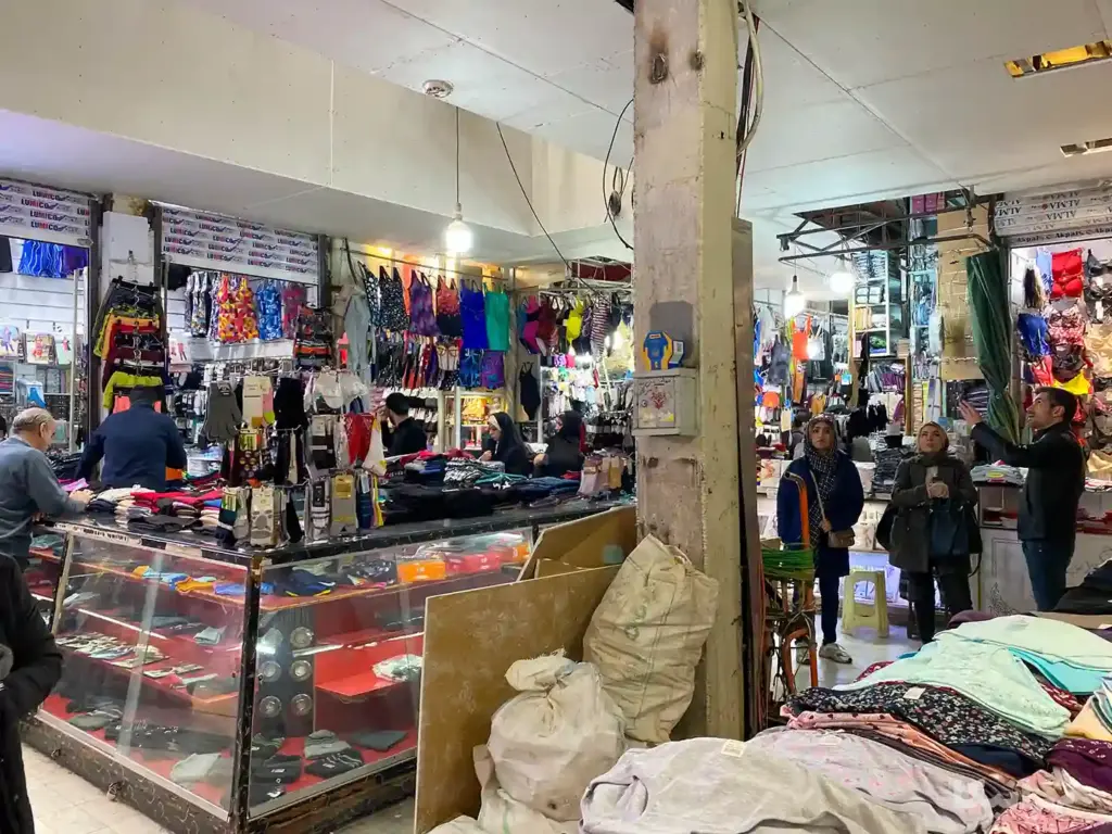 مردم در حال خرید در تیمچه بهرام بازار