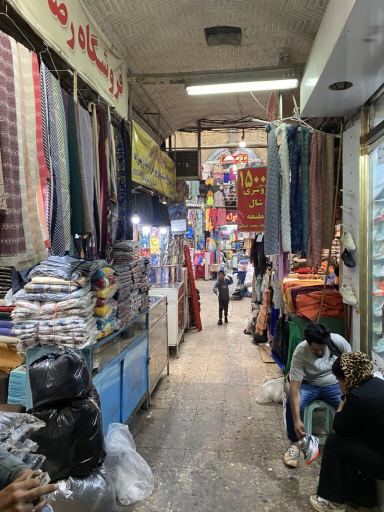 چند نفر در حال خرید در تیمچه صدریه بازار