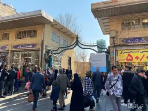 مردم در حال عبور از جلوی پله مسجد بازار