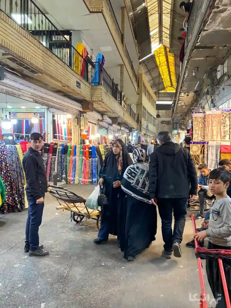 مردم درحال عبور و مرور در کوچه حمامچال بازار