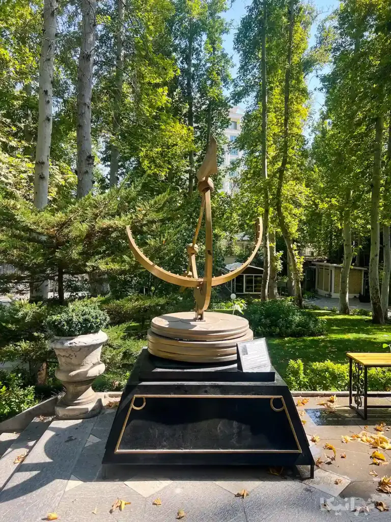 کرنومتر خورشیدی حیاط موزه زمان