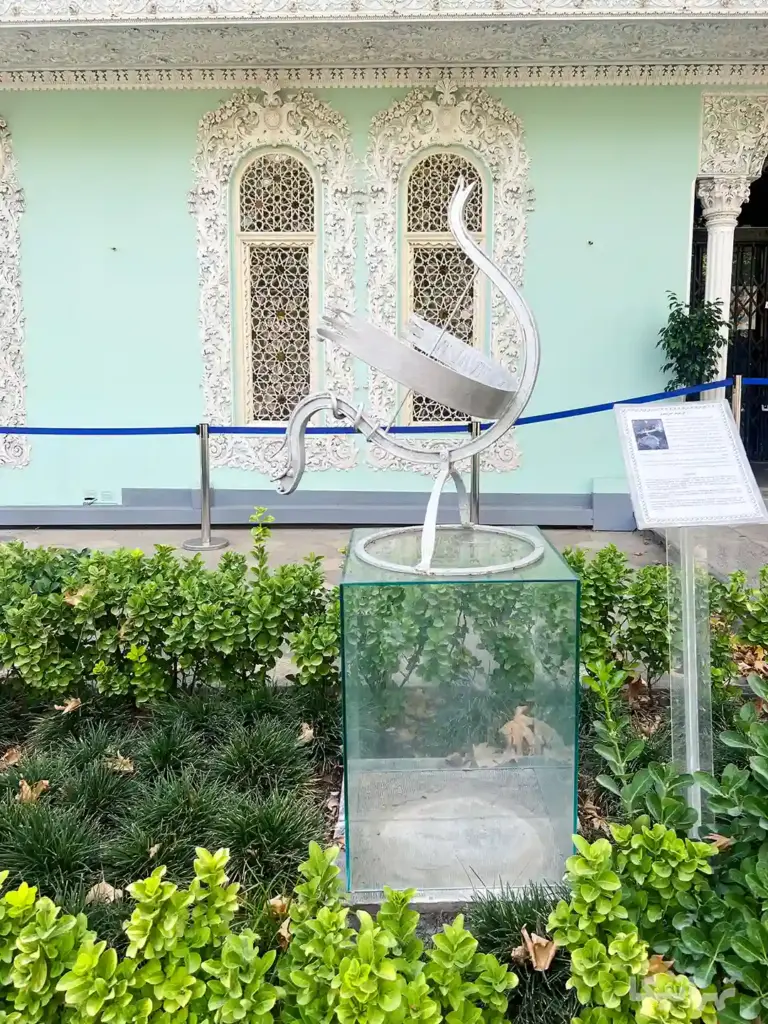 کرنومتر خورشیدی حیاط موزه زمان