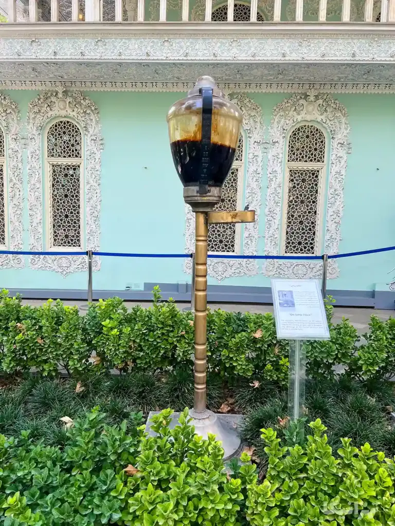 ساعت روغنی حیاط موزه زمان