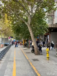 مردم درحال عبور و مرور در پیاده‌روی خیابان ۱۵ خرداد