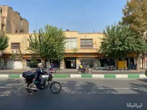 مردم در حال تردد در خیابان جمهوری