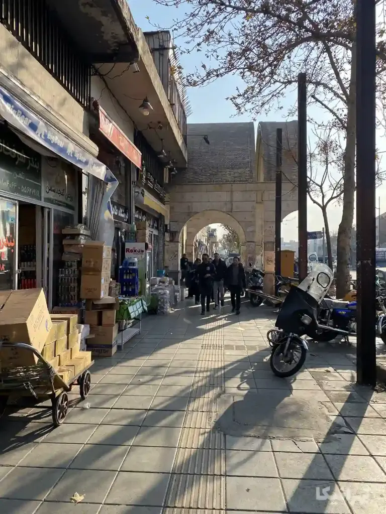 مردم در حال تردد در خیابان خیام