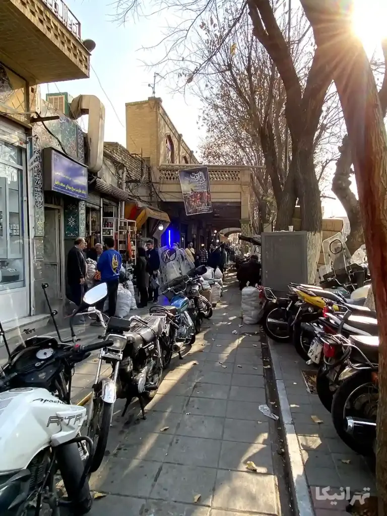 مردم در حال تردد در خیابان خیام از مقابل بازار پاچنار
