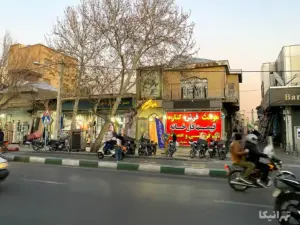 مردم و موتوری‌ها در حال تردد در خیابان سیروس