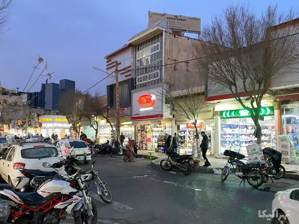 مردم در حال تردد در خیابان صابونیان شوش