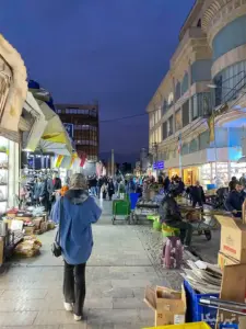 مردم در حال تردد در خیابان صابونیان شوش