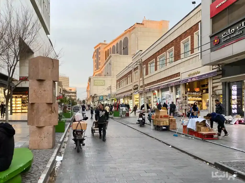 مردم در حال تردد در خیابان صابونیان شوش