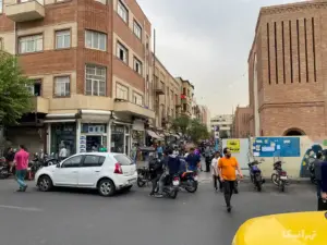 مردم در حال تردد در کوچه پشت‌شهرداری حیابان فردوسی