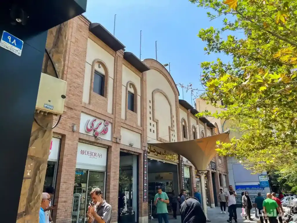 مردم درجحال عبور از جلوی ورودی پاساژ مرجان منوچهری