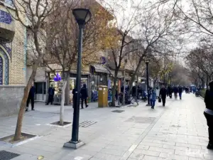 مردم در حال تردد در خیابان ناصرخسرو