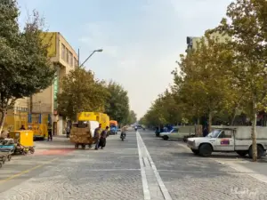 چرخی و موتوری در حال عبور از خیابان ۱۵ خرداد