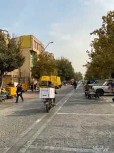 موتوری در حال عبور از خیابان ۱۵ خرداد