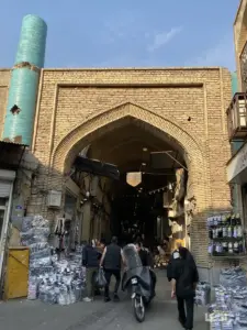 مردم در حال تردد در بازار دروازه نو از زیر دروازه محمدیه