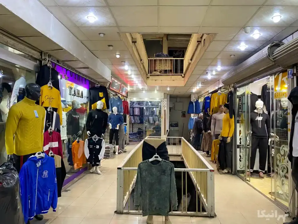 مردی ایستاده جلوی یکی از مغازه‌های پاساژ رحمانی ۲ بازار