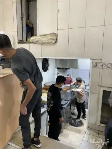 چند نفر در حال کار در آشپزخانه رستوران حا‌ج‌مرشد بازار