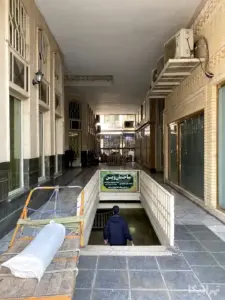 مردی در حال پایین رفتن از پله‌ها در ساختمان وین خیام
