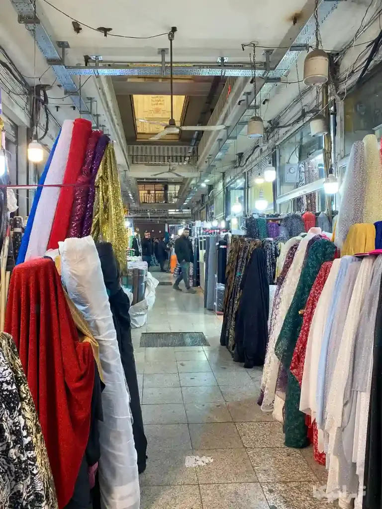 مردم در حال تردد در سرای آزادی بازار