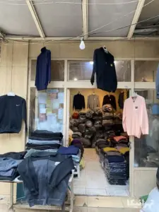لباس‌های ویترین و قفسه‌های یک مغازه در سرای احمدی بازار
