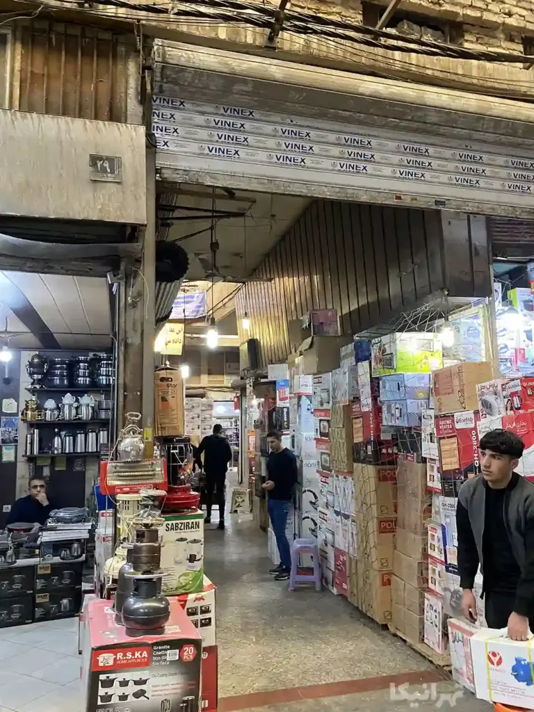 چند نفر در ورودی سرای المهدی بازار سید اسماعیل ایستاده‌اند